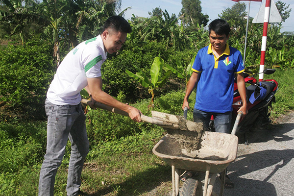 Tuổi trẻ quận Cái Răng và sinh viên Trường Đại học Tây Đô xây cột cờ nhằm xây dựng tuyến đường đẹp ở phường Thường Thạnh. Ảnh: Q. THÁI