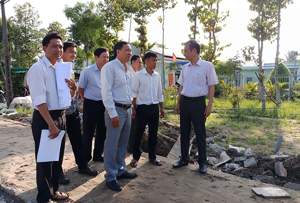 Quan tâm chăm lo cho nhân dân Lãnh đạo huyện Vĩnh Thạnh kiểm tra, thúc đẩy công trình xây dựng, nâng cấp công viên khu trung tâm hành chính huyện Vĩnh Thạnh sớm hoàn thành để đón chào năm mới 2019. Ảnh: HÀ VĂN