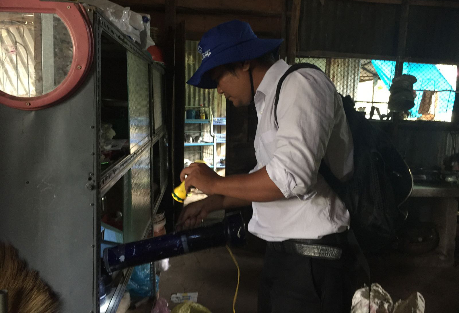 Cán bộ Trung tâm Kiểm soát bệnh tật TP Cần Thơ kiểm tra mật độ muỗi tại nhà dân.