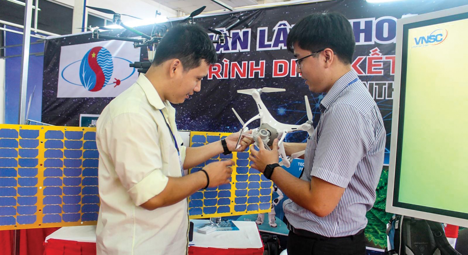 Sát thực tiễn,
để hài hòa lợi ích Giới thiệu mô hình máy bay không người lái phục vụ giám sát đồng ruộng trong khuôn khổ sự kiện Trình diễn, kết nối cung cầu công nghệ Quốc tế năm 2018 tại TP Cần Thơ. Ảnh: MINH HUYỀN