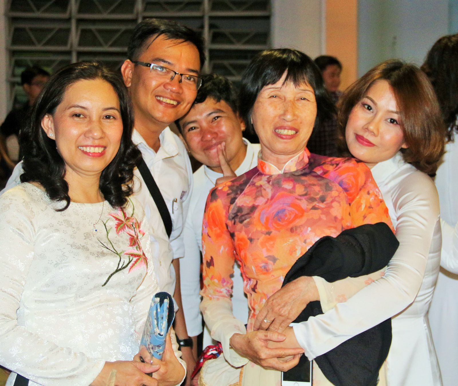 “Lời cảm ơn” ấm tình thầy trò Cô giáo cũ trong vòng tay trìu mến của học trò cũ.