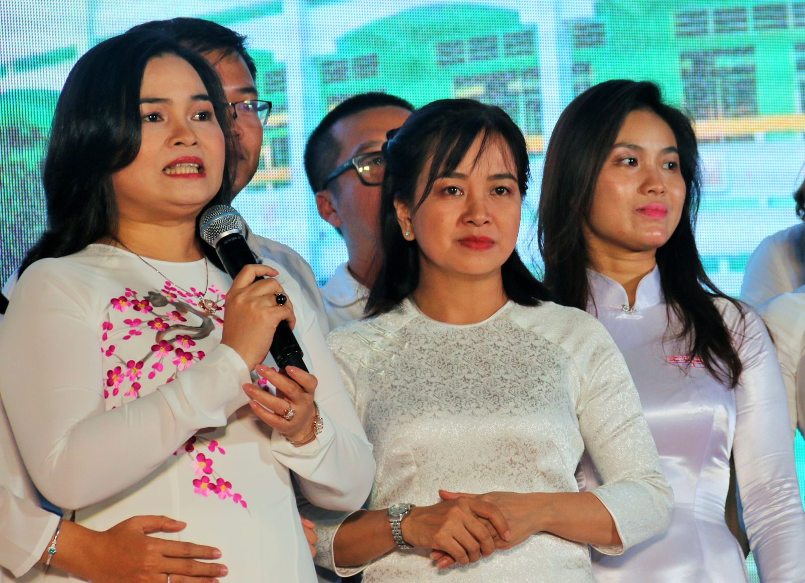 “Lời cảm ơn” ấm tình thầy trò Cô Trần Hồng Thắm (bìa trái), Giám đốc Sở Giáo dục và Đào tạo TP Cần Thơ, nguyên Phó Hiệu trưởng Trường THPT Bán công Phan Ngọc Hiển (tên gọi cũ của trường) chia sẻ cảm xúc khi về lại trường xưa trong chương trình “Lời cảm ơn”.