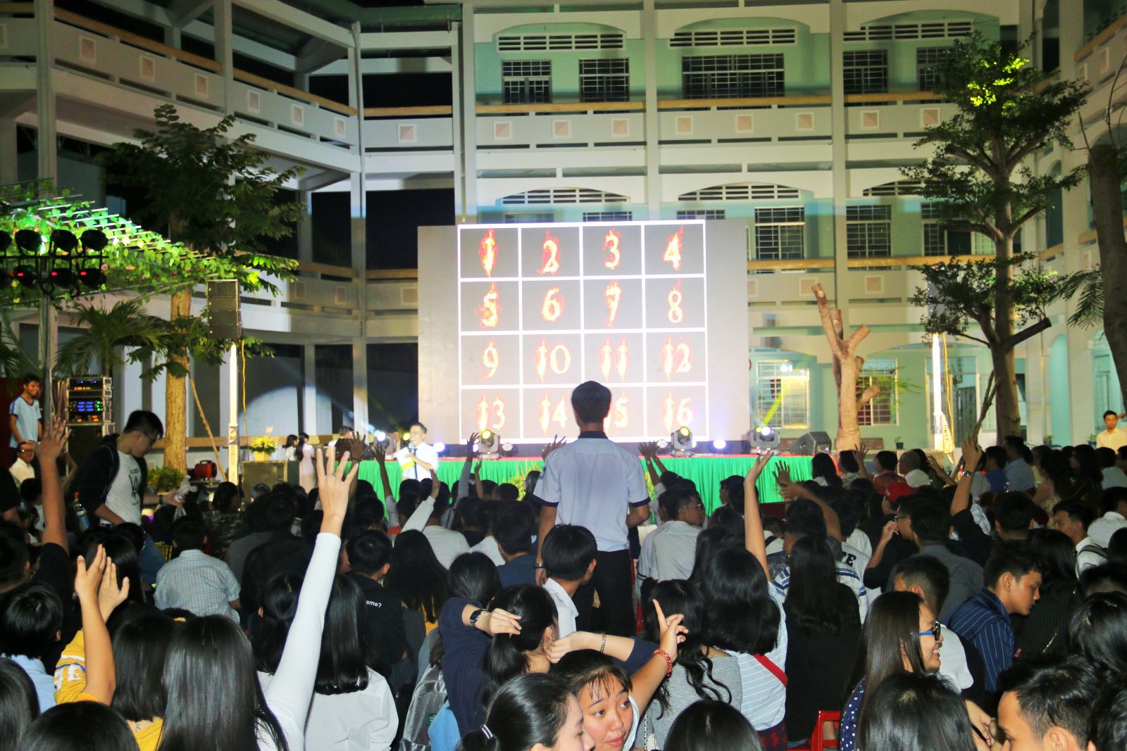 “Lời cảm ơn” ấm tình thầy trò Quang cảnh chương trình “Lời cảm ơn”.