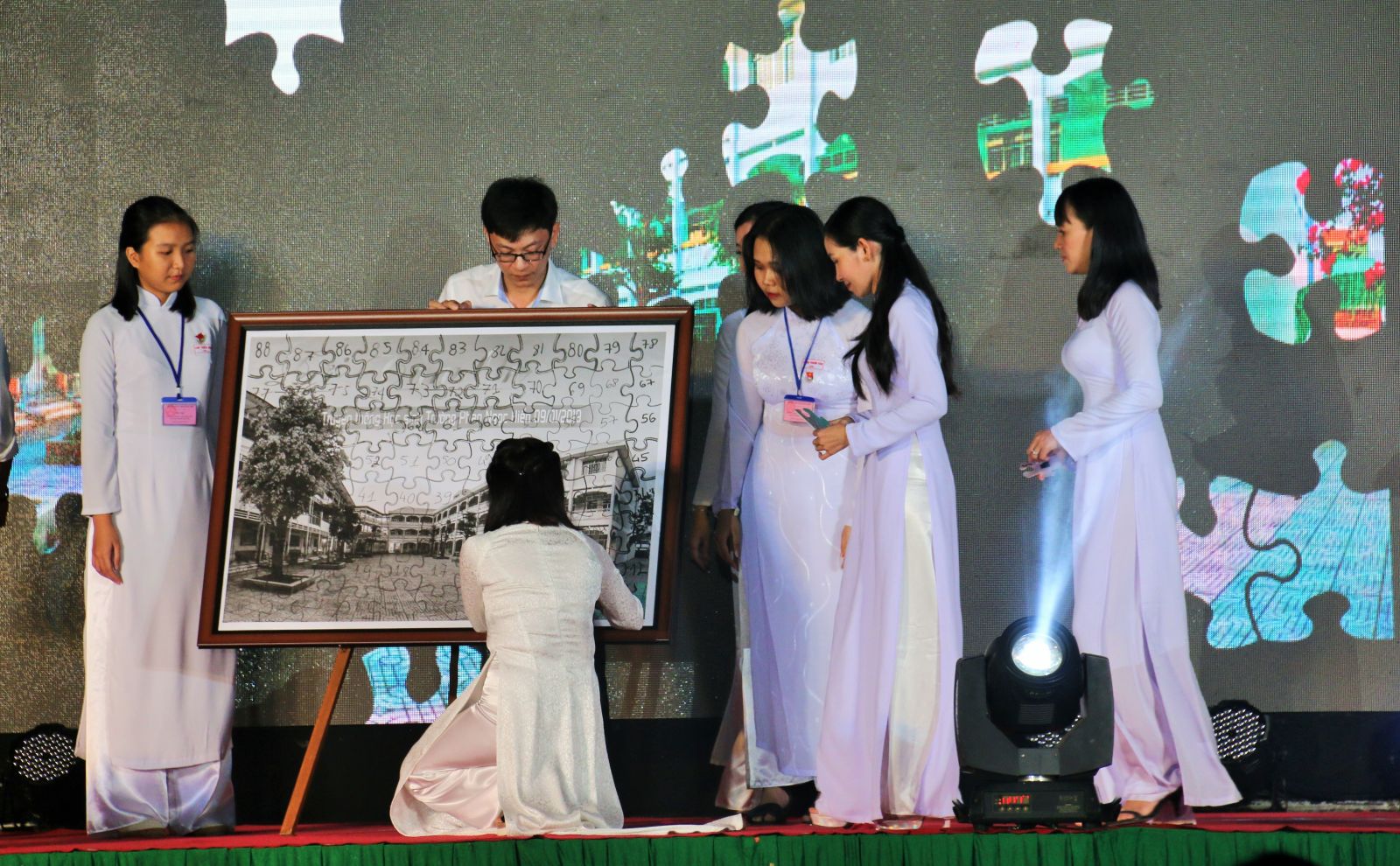 “Lời cảm ơn” ấm tình thầy trò Ghép tranh về hình ảnh ngôi trường mến yêu mang tên Phan Ngọc Hiển.