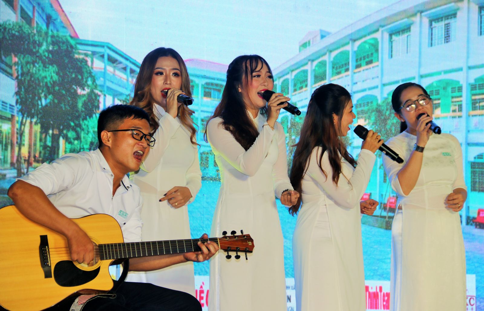 “Lời cảm ơn” ấm tình thầy trò Các cựu học sinh trong tà áo trắng xúc động hát bài “Về lại trường xưa”.