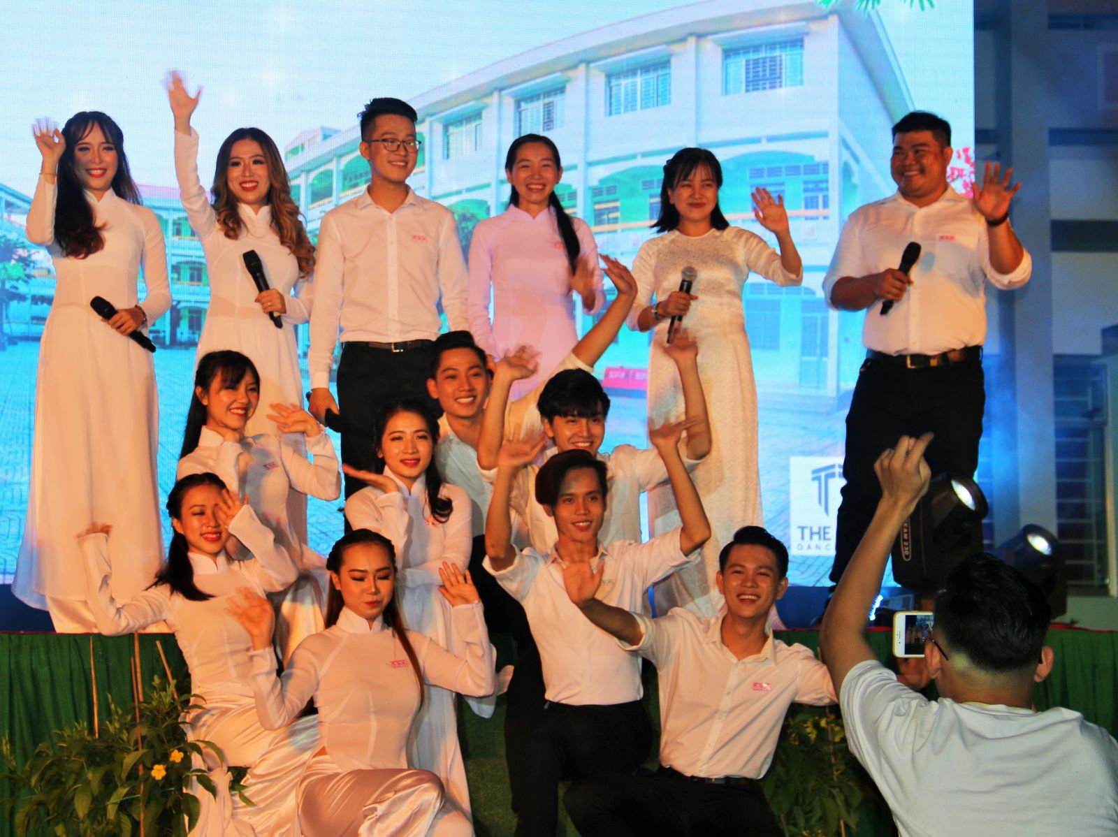 “Lời cảm ơn” ấm tình thầy trò Sống lại một thời hoa niên.