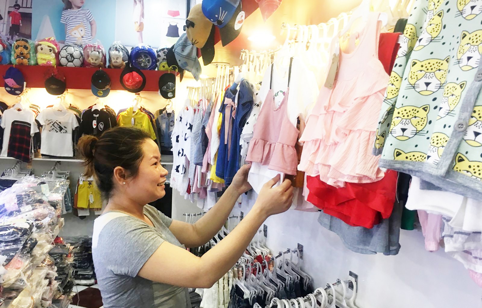 Thời điểm này, nhiều phụ huynh đã tìm mua quần áo Tết cho bé. Ảnh: M.HOA