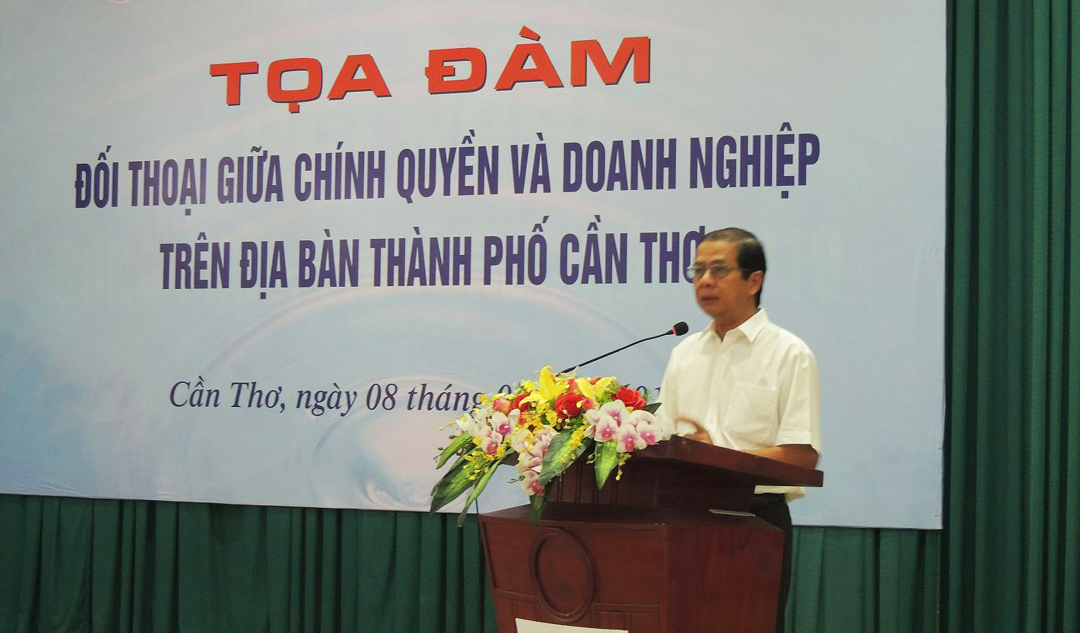 Phó Chủ tịch UBND thành phố Nguyễn Thanh Dũng phát biểu tại tọa đàm.