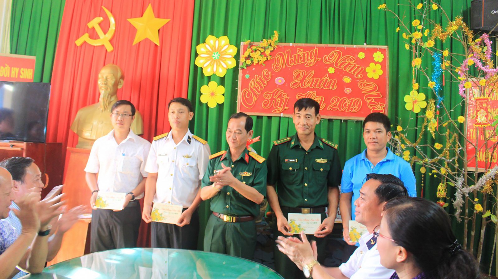 Đại tá Nguyễn Tuấn Khanh, Ủy viên Ban Thường vụ Thành ủy Cần Thơ, Chỉ huy trưởng Bộ Chỉ huy quân sự TP Cần Thơ thăm hỏi, tặng quà Tết cho cán bộ Trạm Ra đa 600. Ảnh: THU SƯƠNG