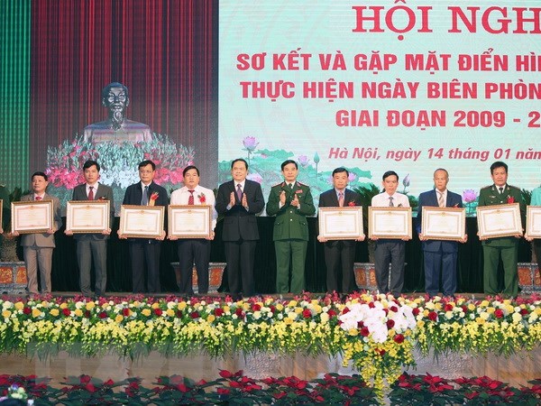 Chủ tịch Quốc hội gặp mặt điển hình thực hiện Ngày Biên phòng toàn dân