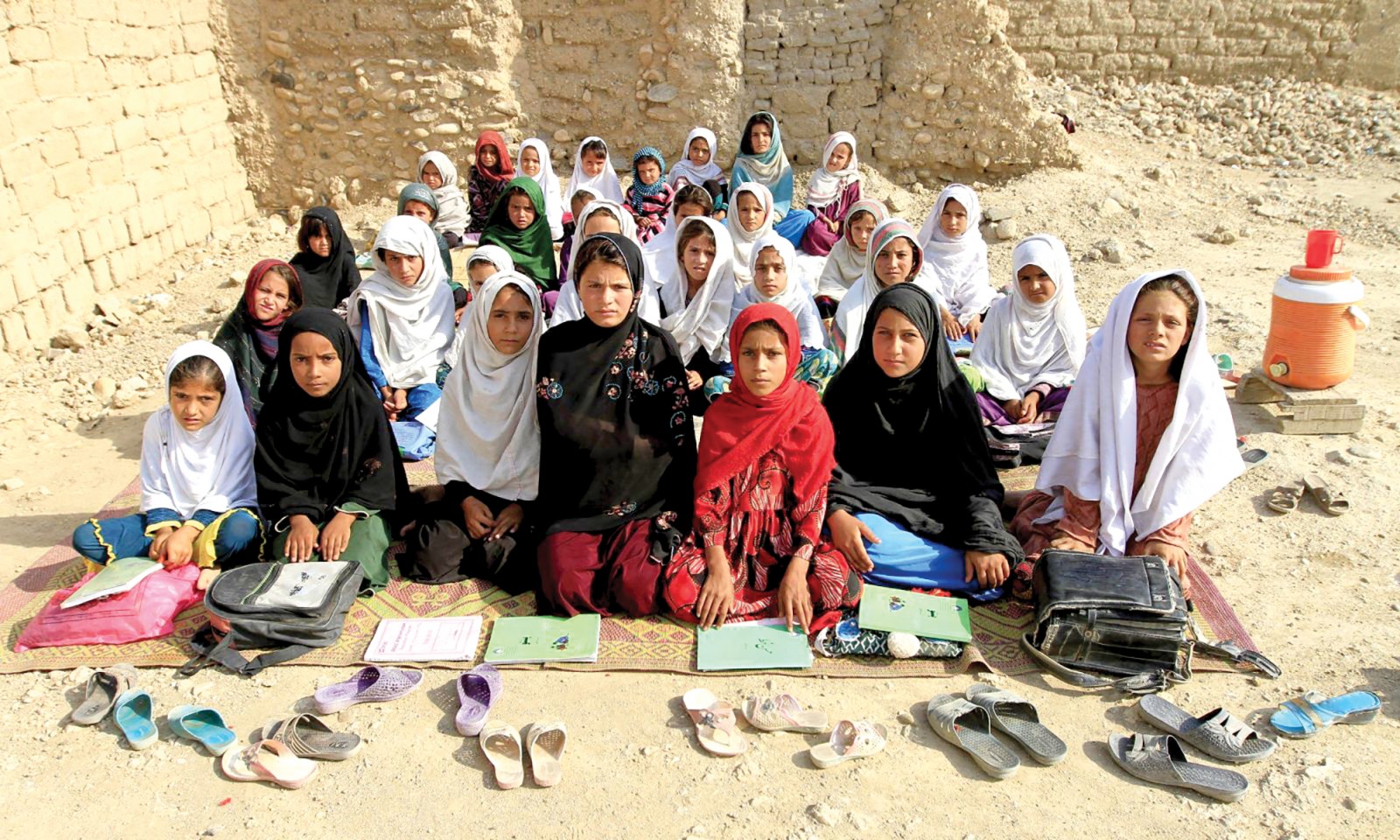  Một lớp học ngoài trời của nữ sinh Afghanistan. Ảnh: Ariana News