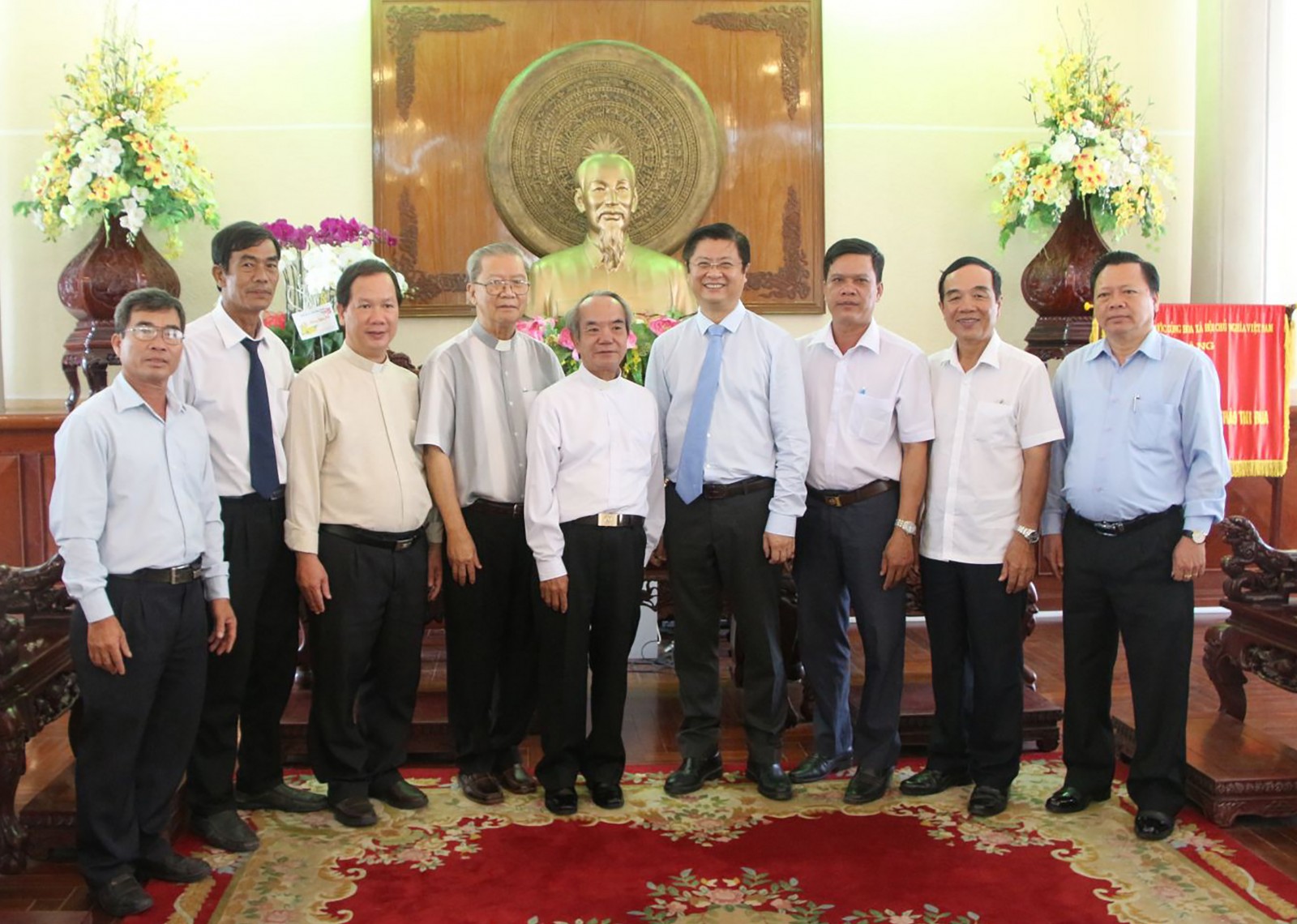 Đại diện Đoàn của Tòa Giám mục Long Xuyên, Giáo hạt Vĩnh An, Giáo hạt Vĩnh Thạnh chúc Tết lãnh đạo UBND thành phố. Ảnh: THANH THY