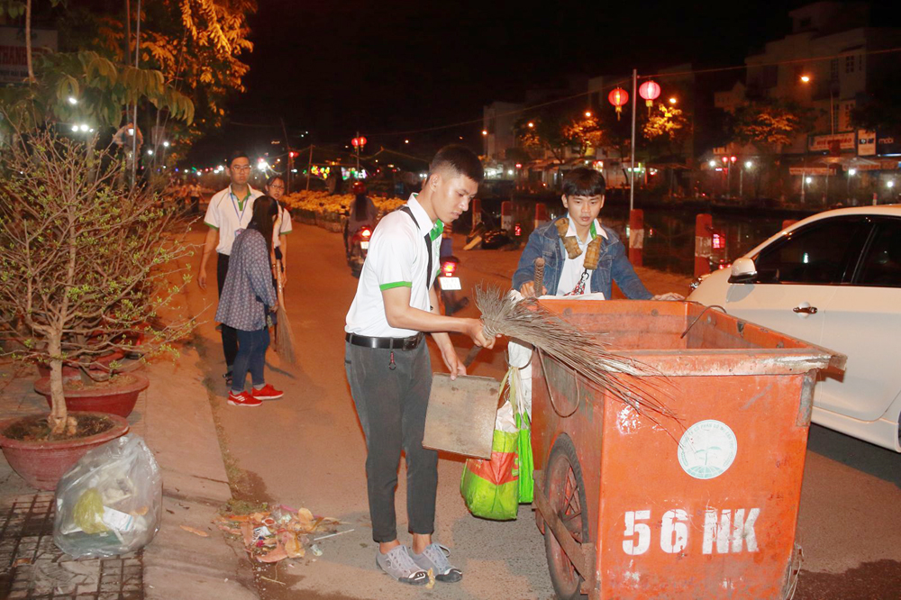 Câu lạc bộ Môi trường (Trường Đại học Cần Thơ) tình nguyện hỗ trợ công nhân vệ sinh quét dọn đường phố, góp phần giúp thành phố sạch, đẹp trong những ngày Tết.