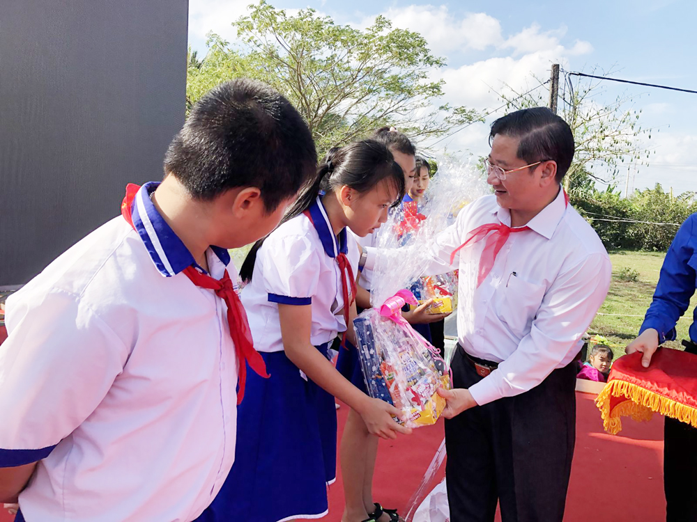 Đồng chí Trần Việt Trường, Ủy viên Ban Thường vụ, Trưởng Ban Tuyên giáo Thành ủy Cần Thơ tặng quà cho thiếu nhi có hoàn cảnh khó khăn trên địa bàn thành phố tại Lễ hội “Nụ cười xuân” do Thành đoàn Cần Thơ tổ chức.