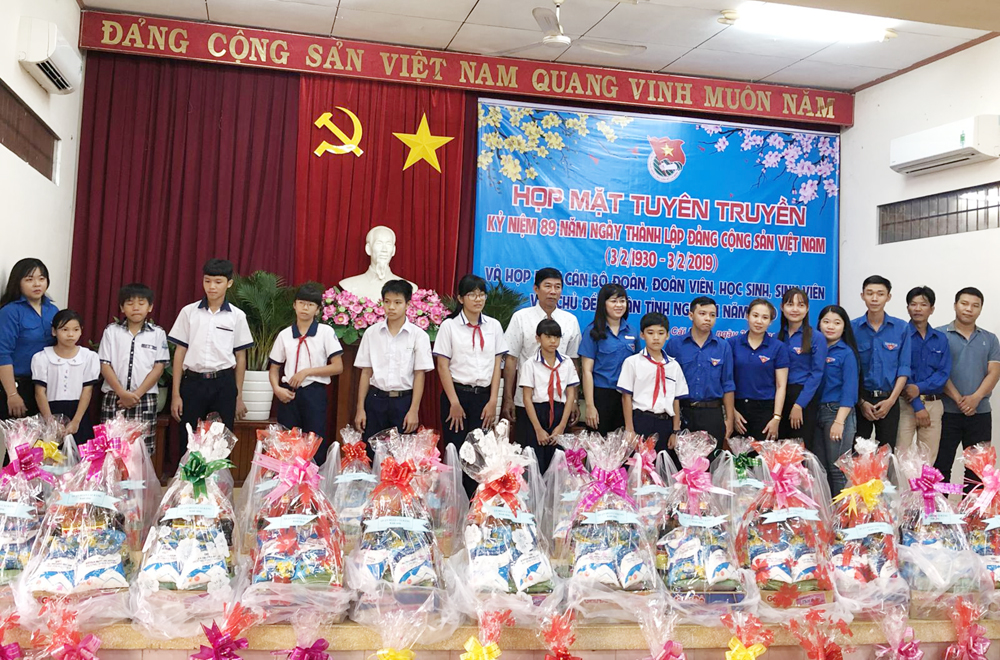 Đoàn viên, thanh niên có thành tích tiêu biểu và học sinh vượt khó học tốt được Quận đoàn Cái Răng tặng quà nhân dịp Xuân Kỷ Hợi 2019.