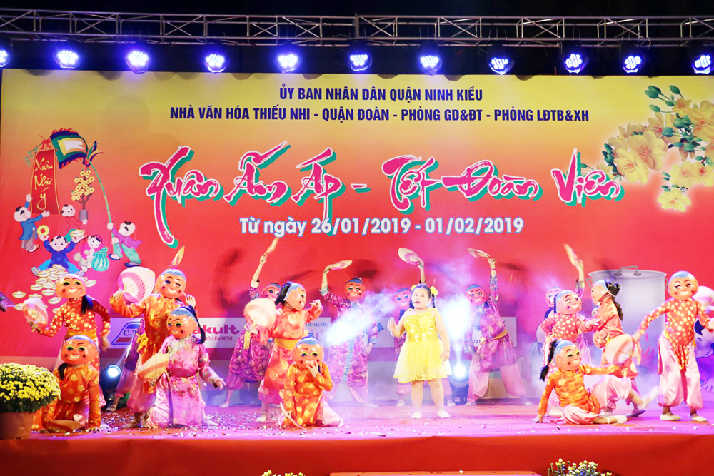 Quận đoàn Ninh Kiều phối hợp với nhiều đơn vị tổ chức nhiều hoạt động văn hóa-văn nghệ nhằm tạo sân chơi cho thiếu nhi vui xuân đón Tết.