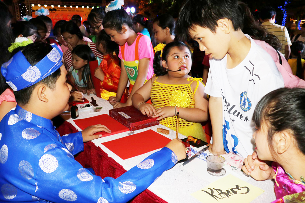 Tại Nhà Văn hóa Thiếu nhi quận Ninh Kiều, thiếu nhi có hoàn cảnh khó khăn, con em Hội Người mù và Câu lạc bộ Trẻ em đường phố được tham gia nhiều hoạt động vui chơi. Trong ảnh: Trẻ em xin chữ thư pháp.