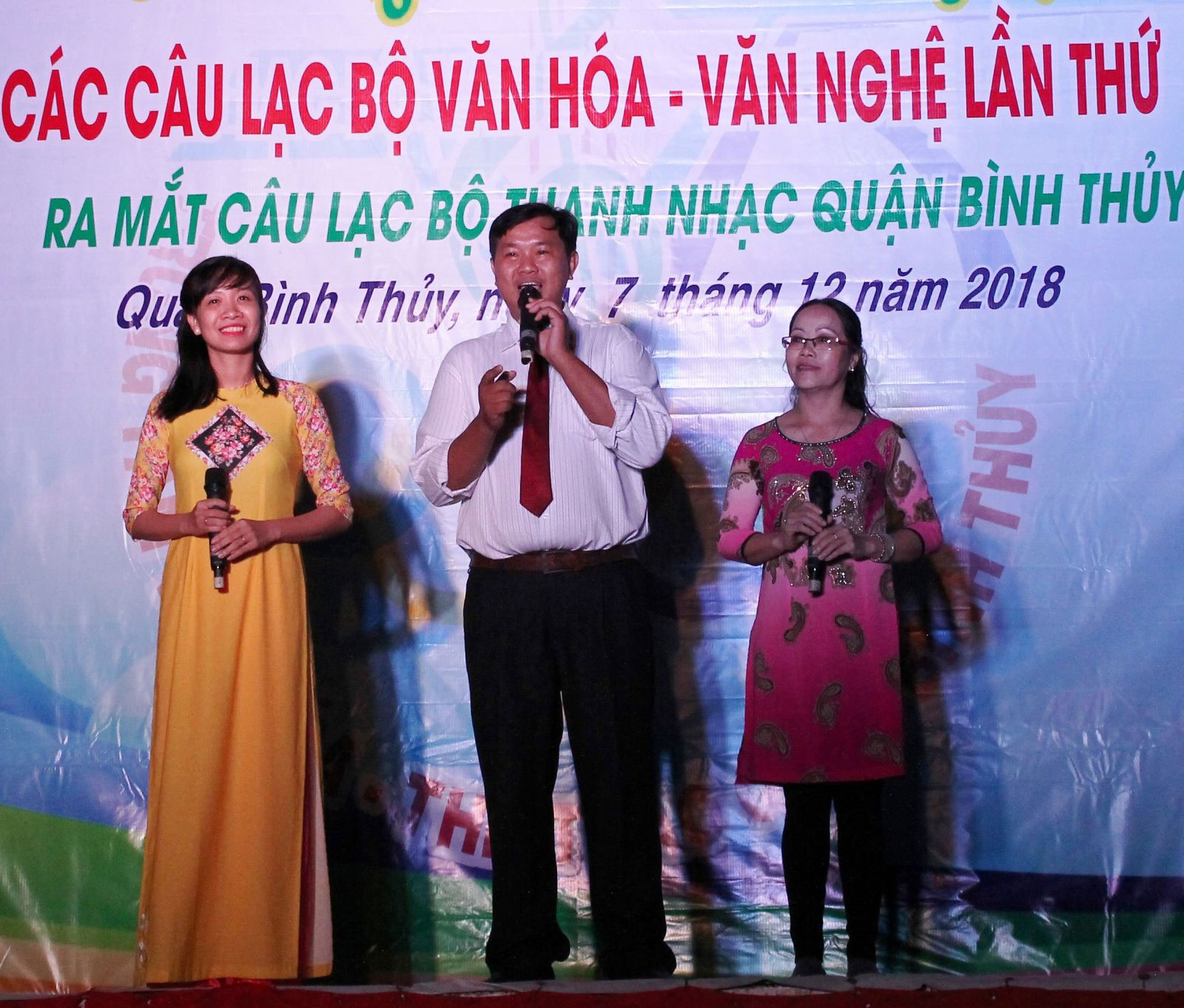  Chị Bùi Thị Diễm Hương (bìa trái) biểu diễn cùng các thành viên CLB Đờn ca tài tử trong một chương trình giao lưu văn nghệ. Ảnh: CÁT ĐẰNG