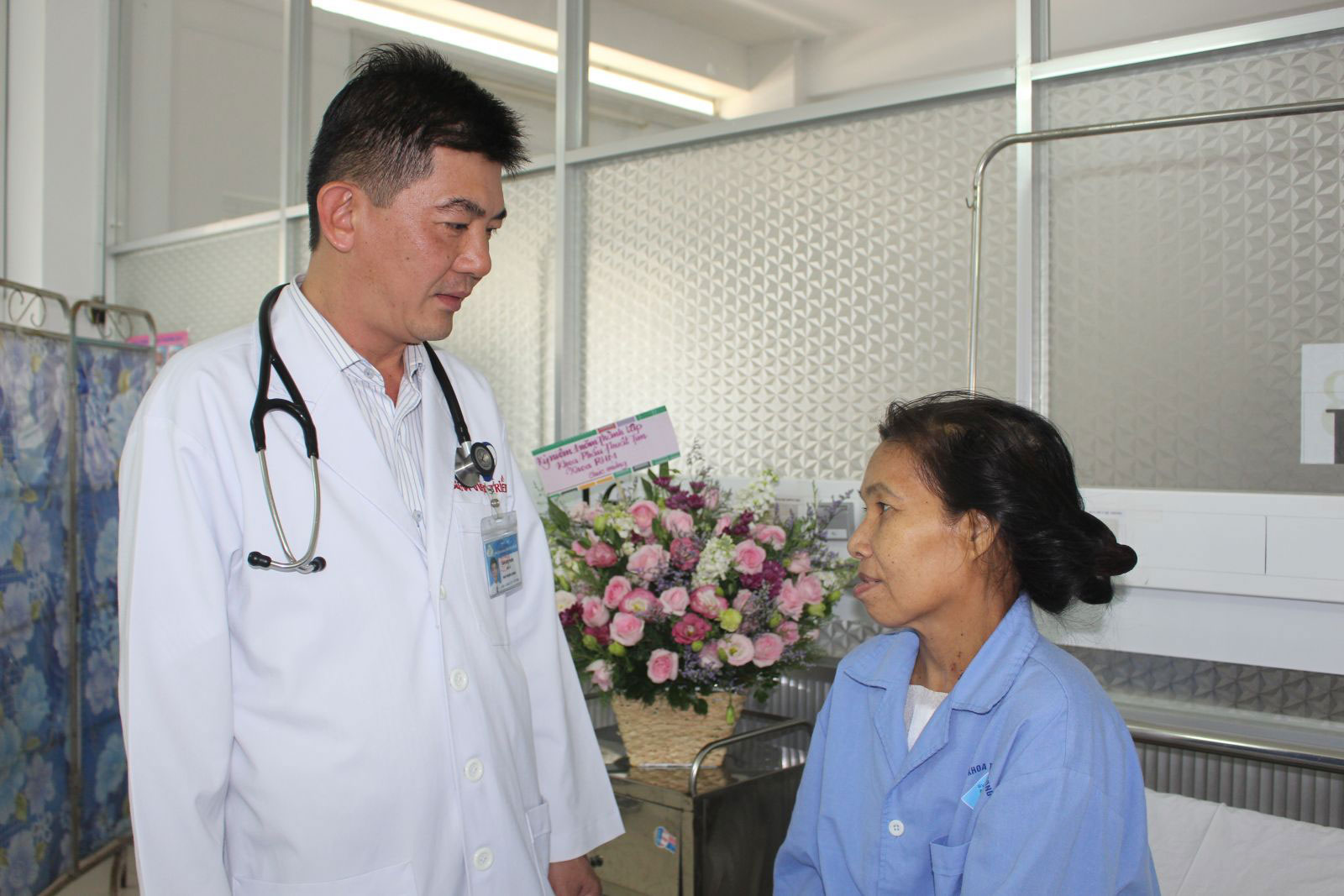Bác sĩ Lâm Việt Triều, Trưởng Khoa Phẫu thuật tim Bệnh viện Đa khoa Trung ương Cần Thơ, thăm hỏi bệnh nhân sau phẫu thuật. Ảnh: THU SƯƠNG