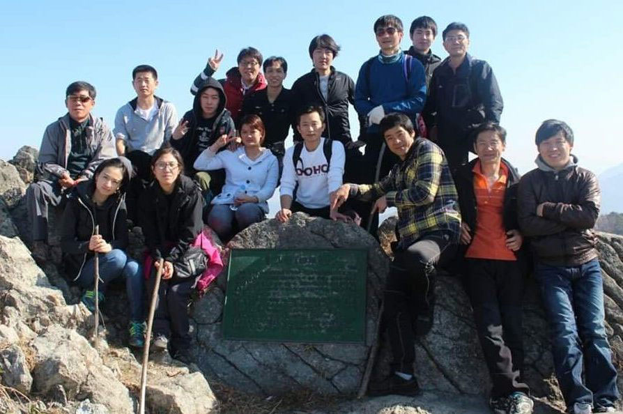 Thanh Nhã (hàng trên, thứ năm từ trái sang) cùng các bạn trong chuyến tham quan đất nước Hàn Quốc (Ảnh do nhân vật cung cấp). 