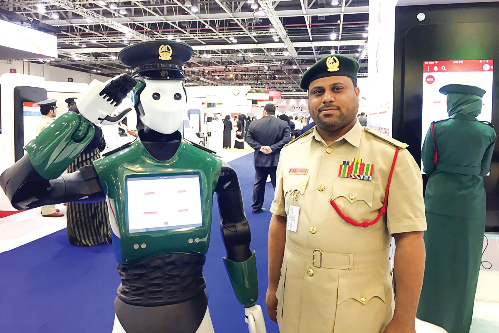 Cảnh sát robot ở Dubai.  Ảnh: Gulf Business
