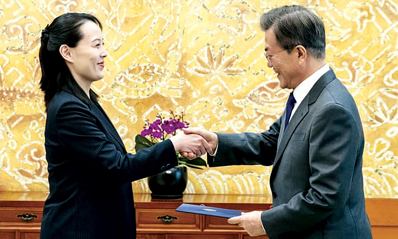 Cử chỉ hòa giải giữa Tổng thống Hàn Quốc Moon Jae-in (phải) và Kim Yo-jong, em gái nhà lãnh đạo Triều Tiên. Ảnh: AFP
