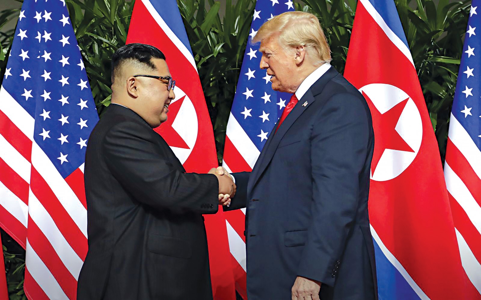 Cái bắt tay “lịch sử” giữa hai ông Kim Jong-un (trái) và Donald Trump. Ảnh: AFP
