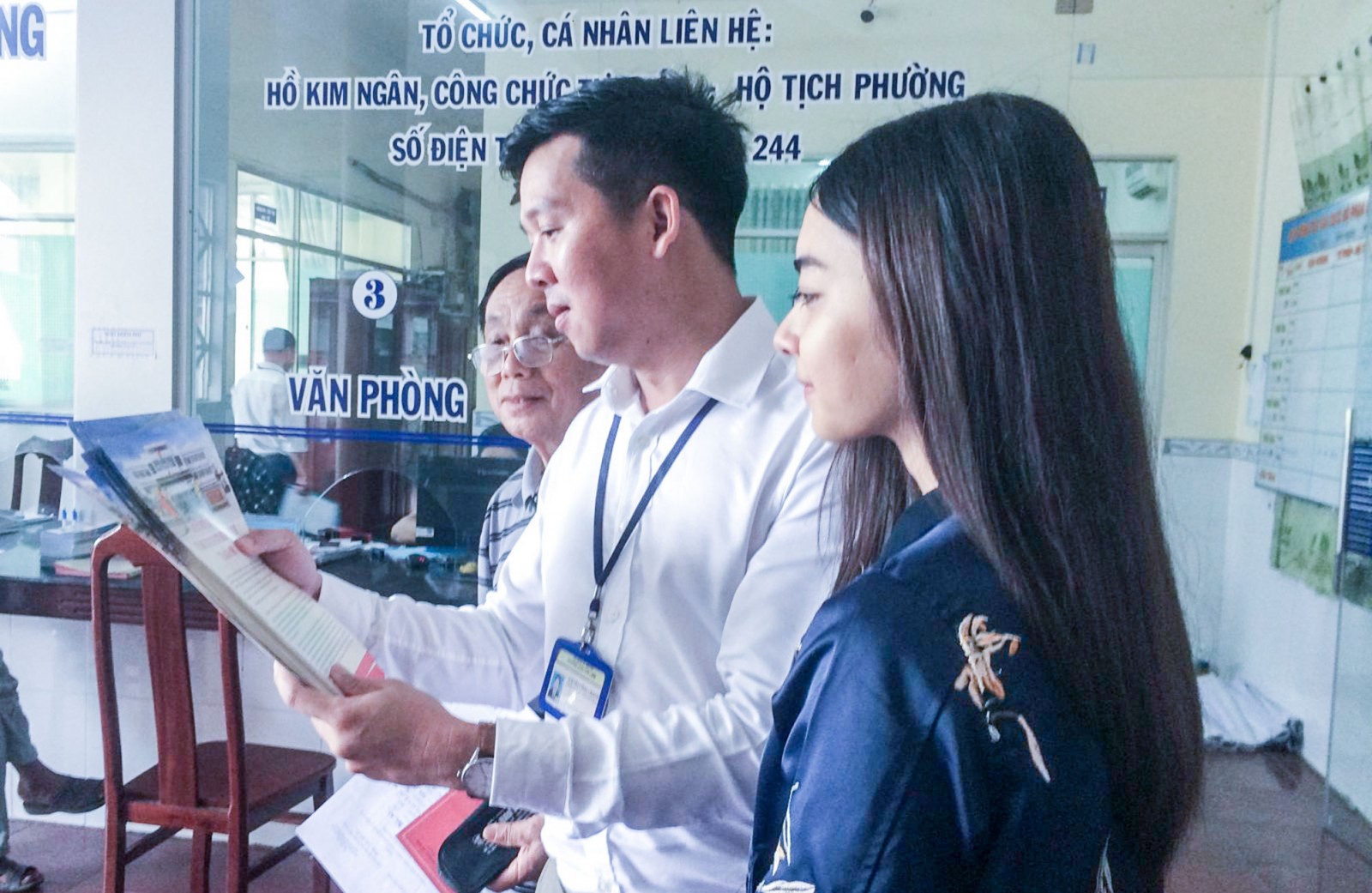 Nêu cao trách nhiệm cán bộ, đảng viên Công chức bộ phận một cửa phường hướng dẫn người dân về thủ tục hành chính. Ảnh: ANH DŨNG