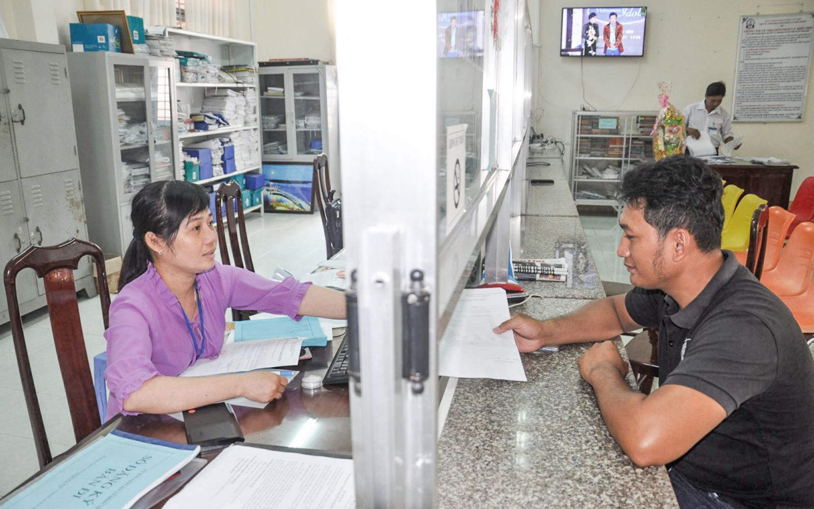 Nâng cao hiệu quả công tác kiểm tra, giám sát Nhờ thực hiện tốt công tác kiểm tra, giám sát, cán bộ, công chức bộ phận một cửa các cấp huyện Cờ Đỏ nâng cao trách nhiệm phục vụ nhân dân. Ảnh: ANH DŨNG