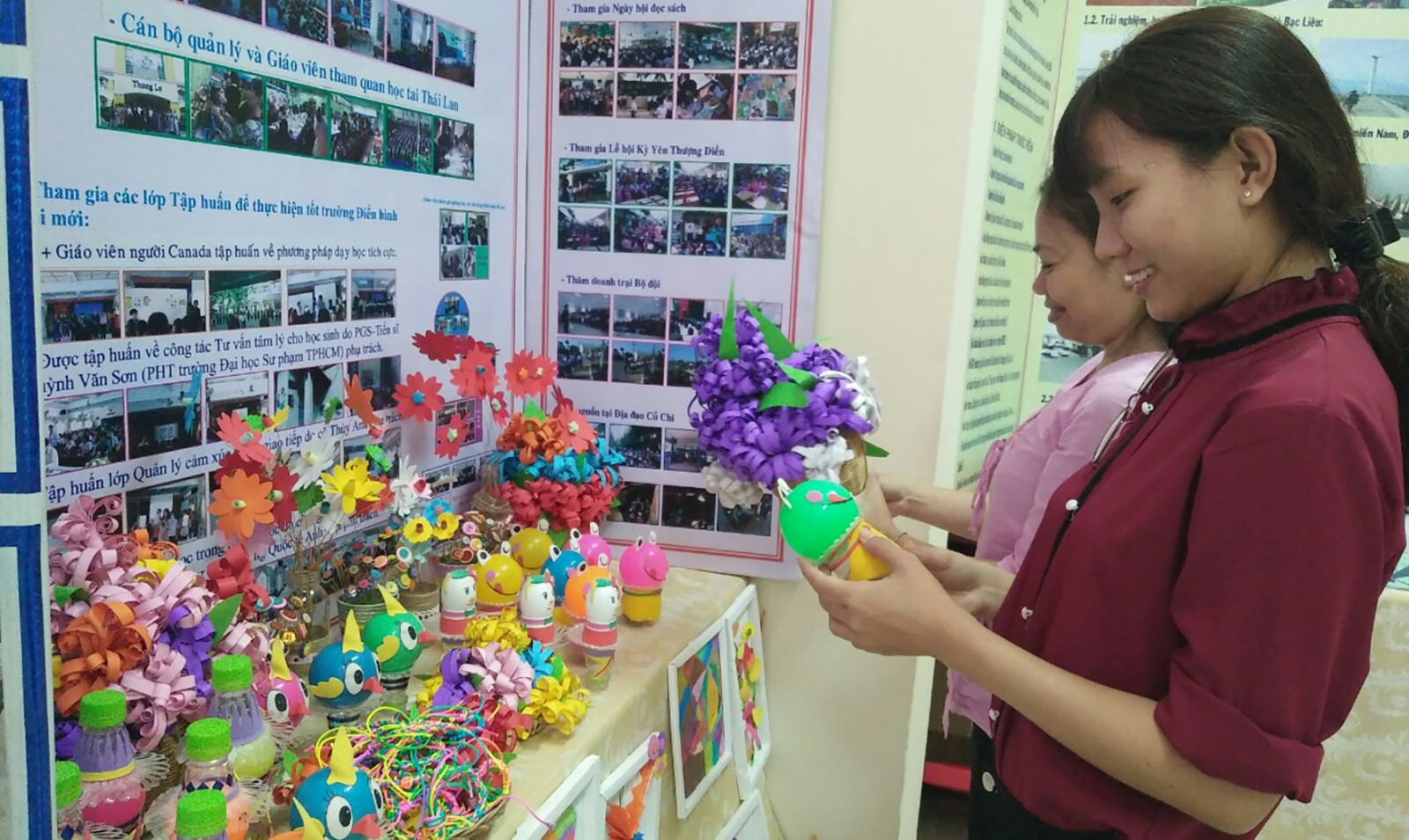 Phấn đấu đến năm 2020, thành phố có 53 trường thực hiện Trường Điển hình đổi mới Đại biểu tham quan gian hàng trưng bày sản phẩm của các đơn vị, trường học thực hiện Trường Điển hình đổi mới. Ảnh: BÍCH NGỌC