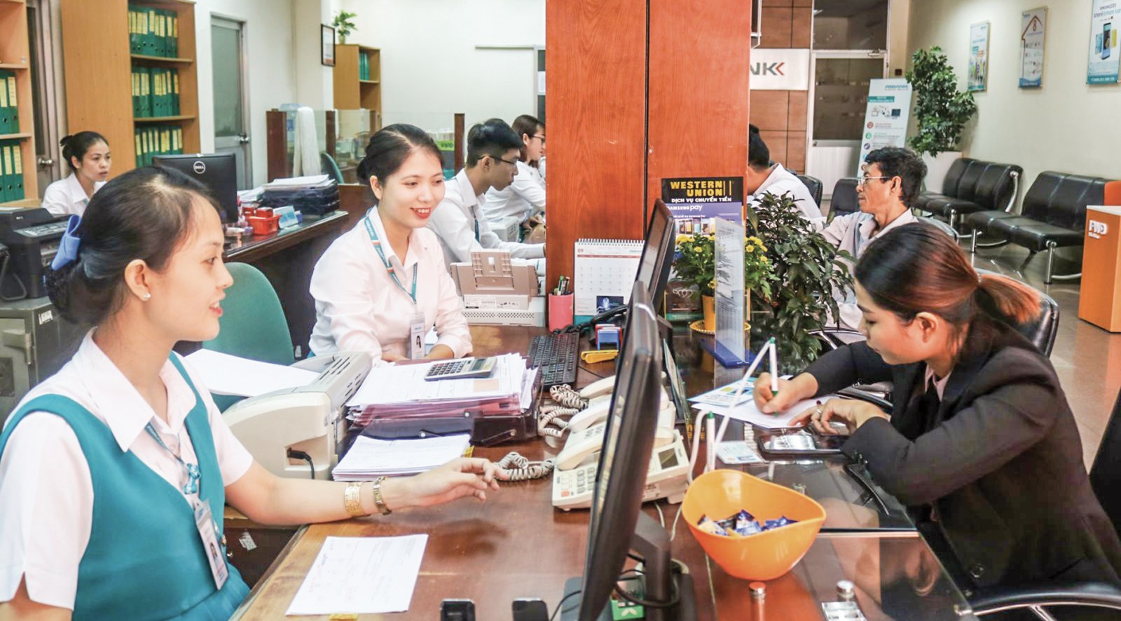 PC Cần Thơ không ngừng cải tiến, nâng cao chất lượng dịch vụ Khách hàng thanh toán tiền điện tại Ngân hàng TMCP An Bình Chi nhánh Cần Thơ. Ảnh: M. HOA