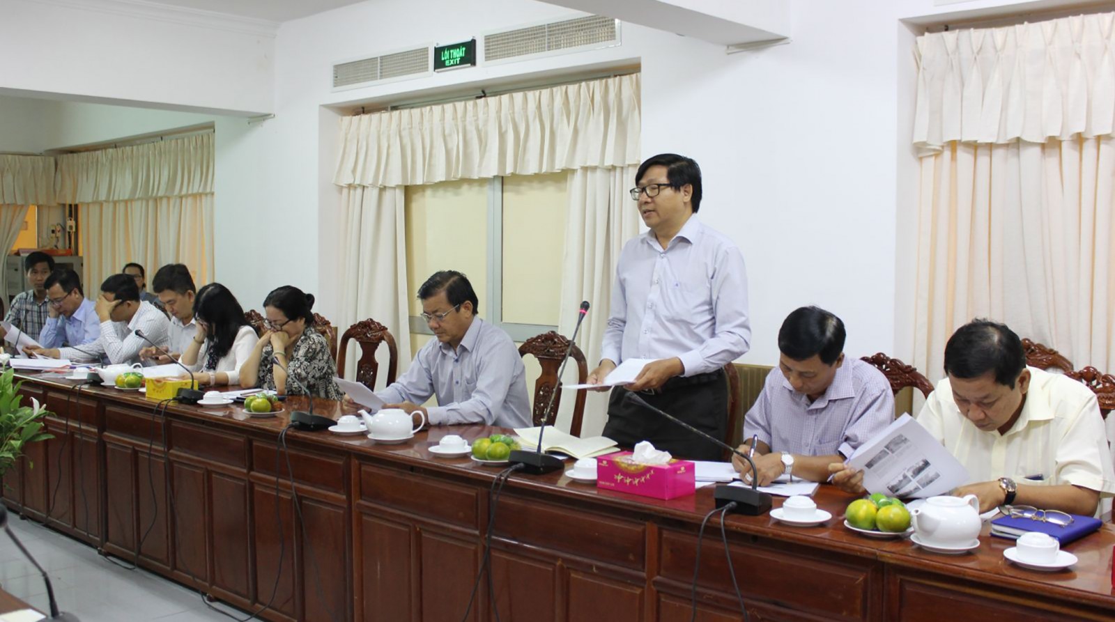 Văn phòng CRO báo cáo ý tưởng với lãnh đạo thành phố. Ảnh: ANH KHOA
