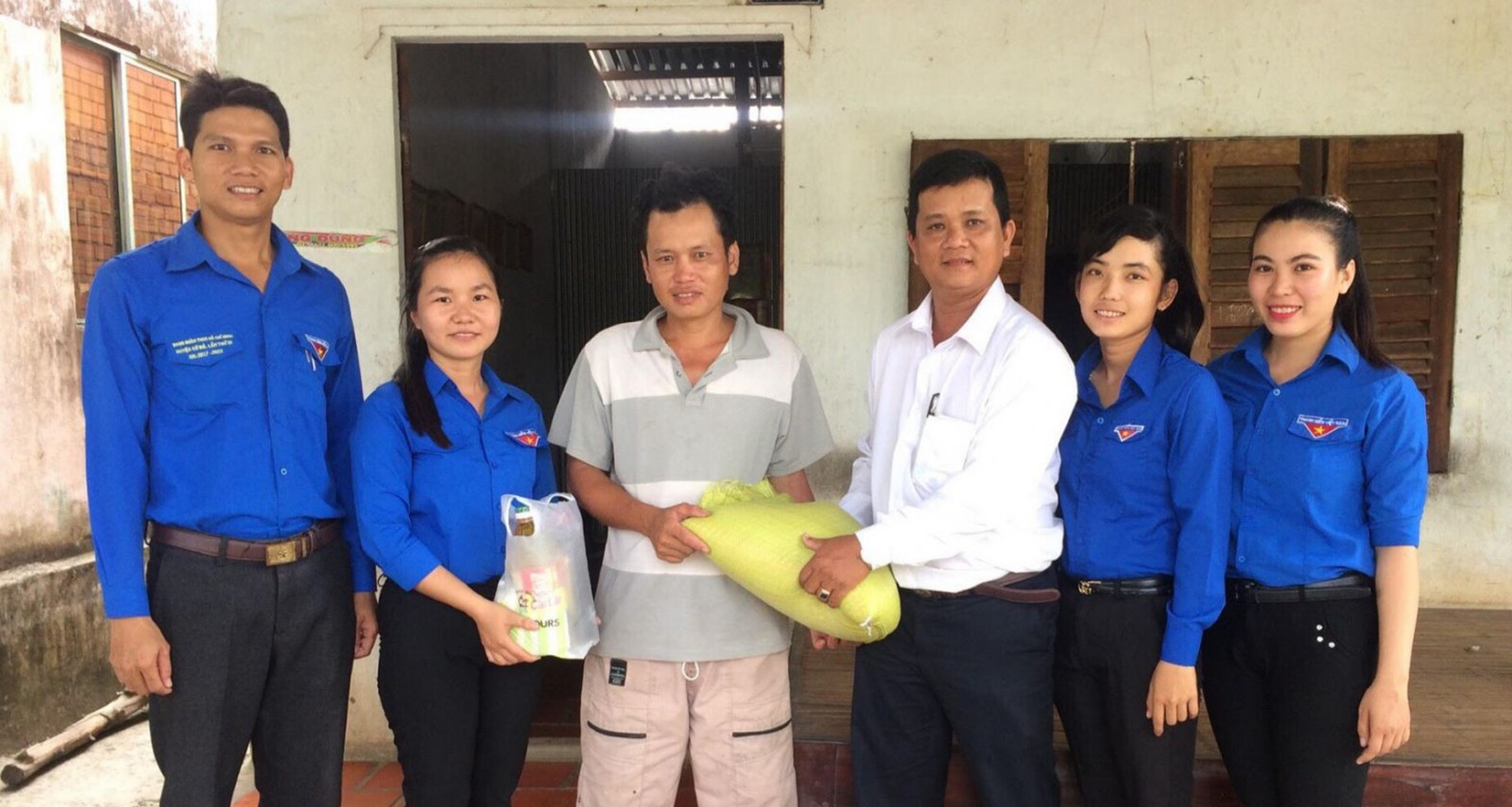 Tuổi trẻ Đông Hiệp làm theo lời Bác Cán bộ, đoàn viên Chi đoàn Cơ quan đến thăm và tặng quà cho gia đình có hoàn cảnh khó khăn. Ảnh: CHUNG CƯỜNG