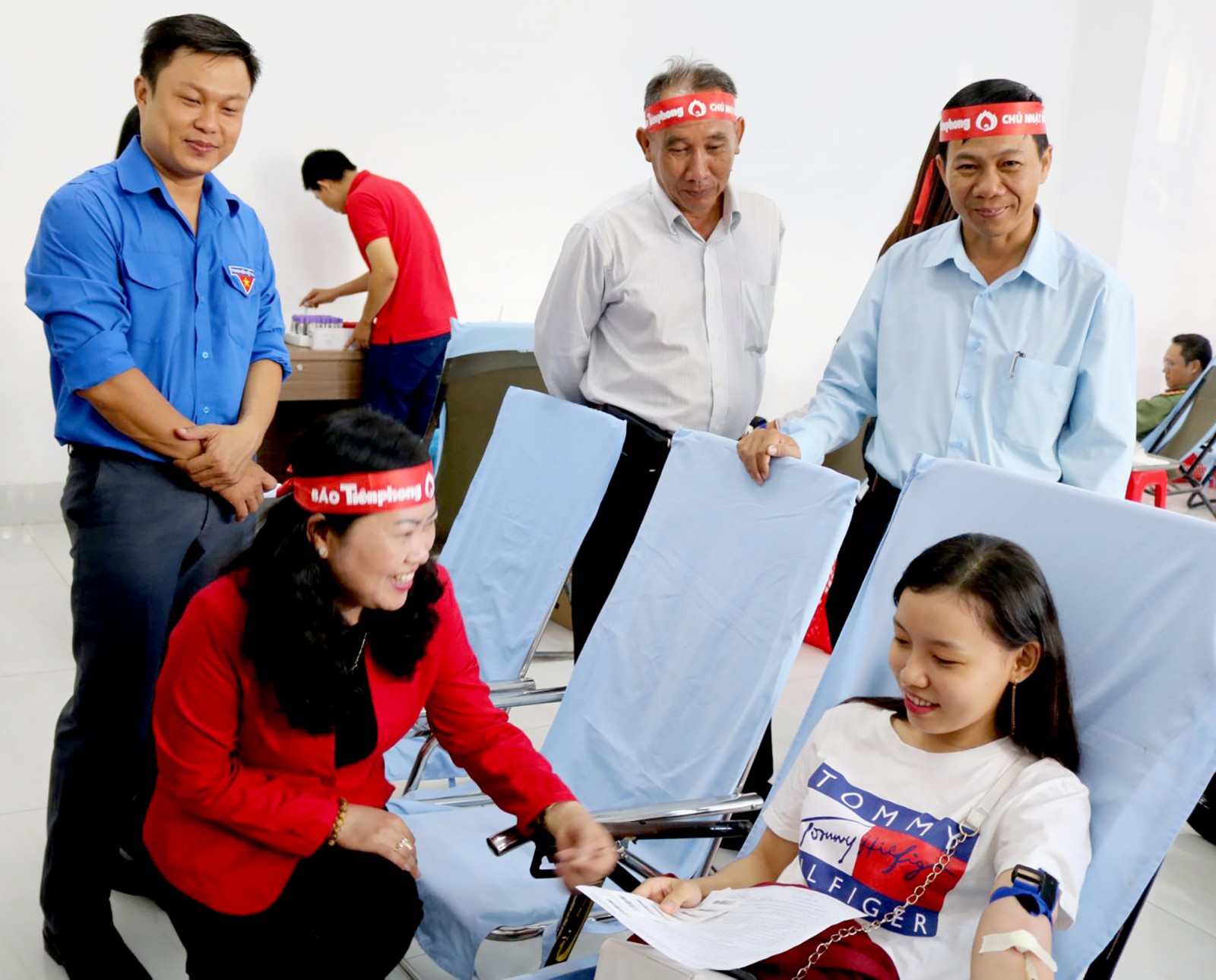 Bà Huỳnh Thanh Thảo, Phó Trưởng Ban Chỉ đạo vận động hiến máu tình nguyện, Chủ tịch Hội Chữ thập đỏ TP Cần Thơ cùng đại diện các sở, ban, ngành... thăm hỏi người hiến máu.