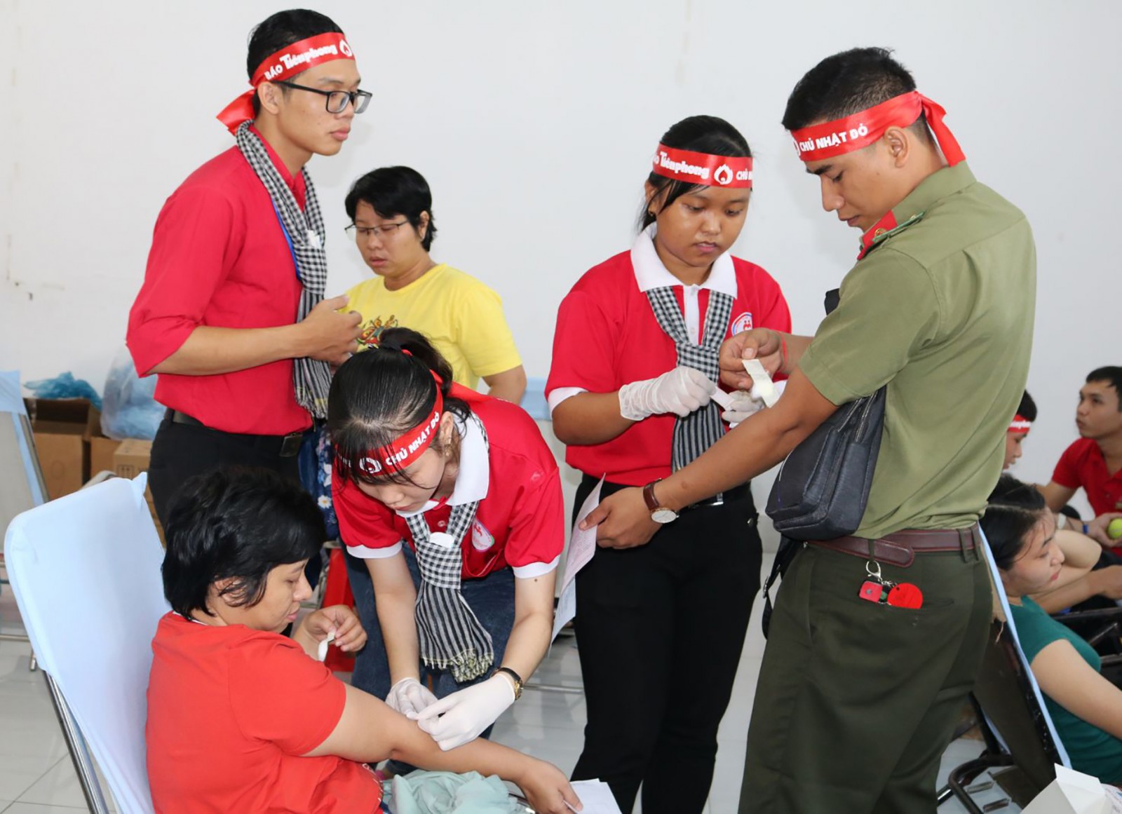Các tình nguyện viên chăm sóc người hiến máu.