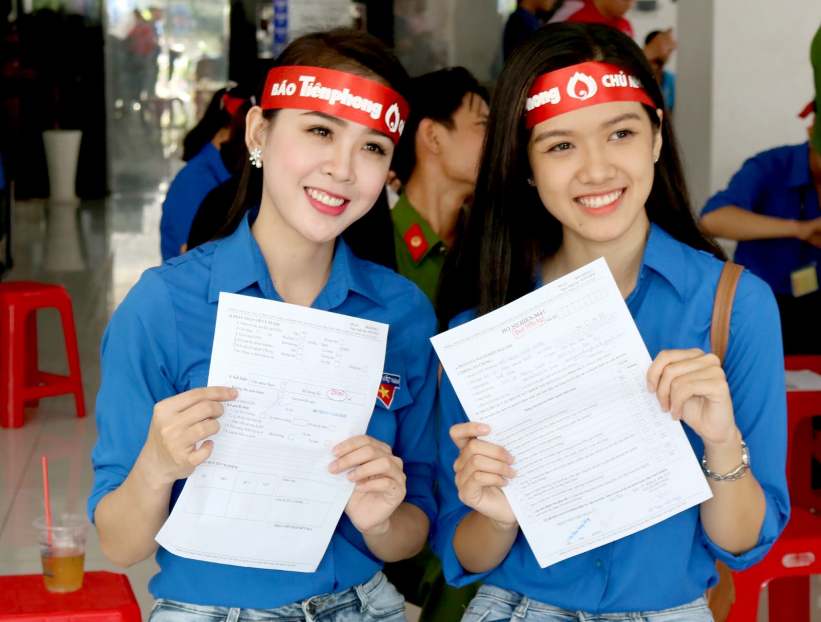 Kiều Thị Cẩm Vân, Hoa khôi sinh viên TP Cần Thơ năm 2018 (trái) và Đỗ Ngọc Vĩnh Nghi, Á khôi Hoa khôi Nam Bộ 2017 tham gia hiến máu.