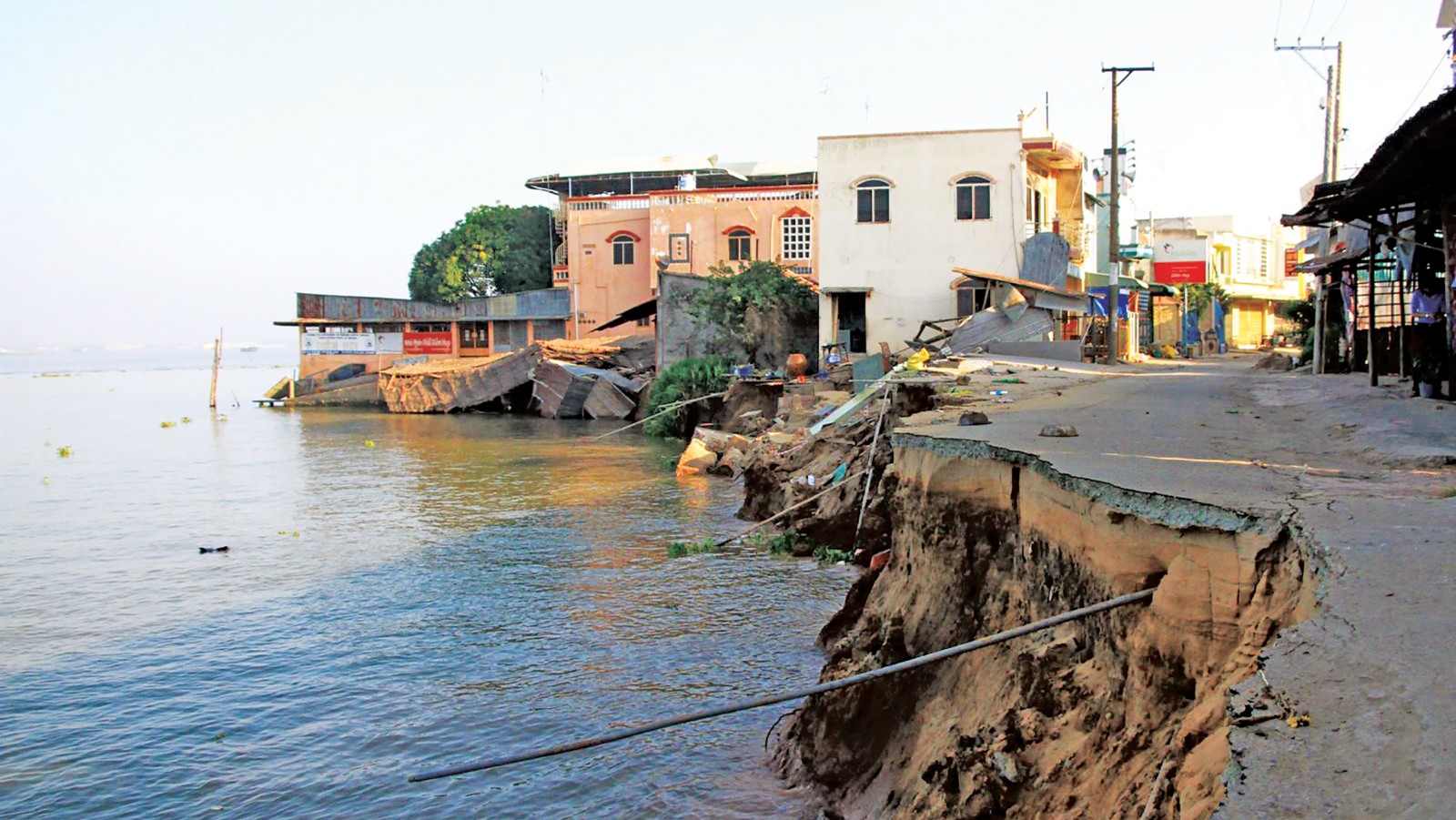 Nước mặt suy thoái, nguồn nước ngầm cạn kiệt là một trong những nguyên nhân gây sạt lở tại ĐBSCL. Trong ảnh: Sạt lở tại tỉnh An Giang.