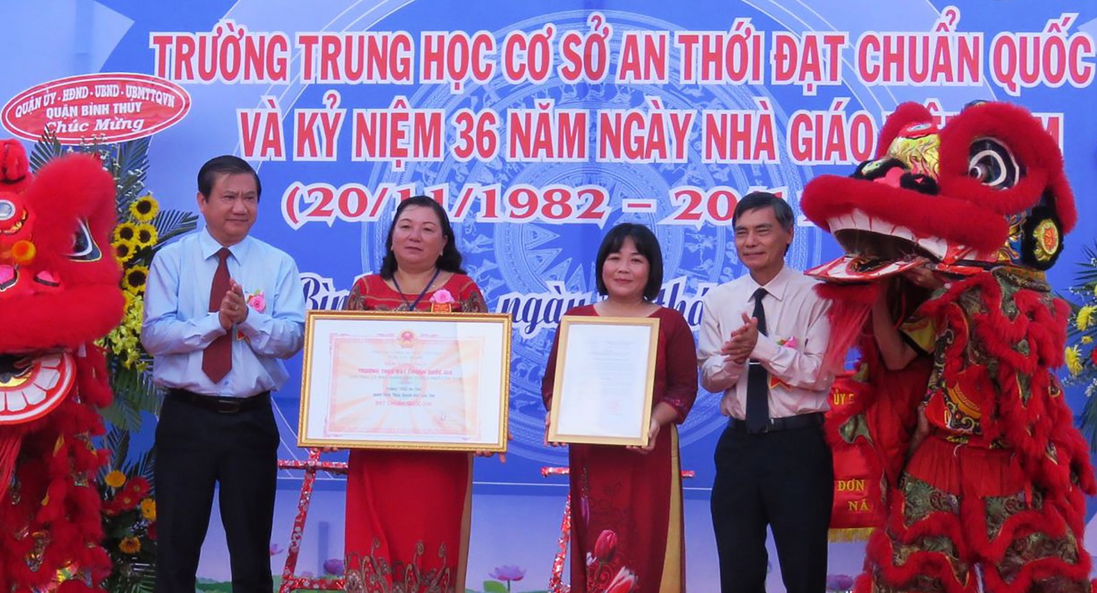 Hòa cùng niềm vui trường chuẩn Đại diện Ban Giám hiệu Trường THCS An Thới đón Bằng công nhận trường đạt chuẩn quốc gia. Ảnh: B.KIÊN
