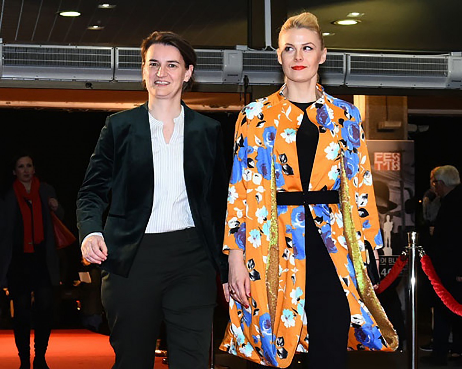 Thủ tướng Serbia Brnabic (trái) và “bạn gái” Djurdjic tại một sự kiện thời trang. Ảnh: Novosti