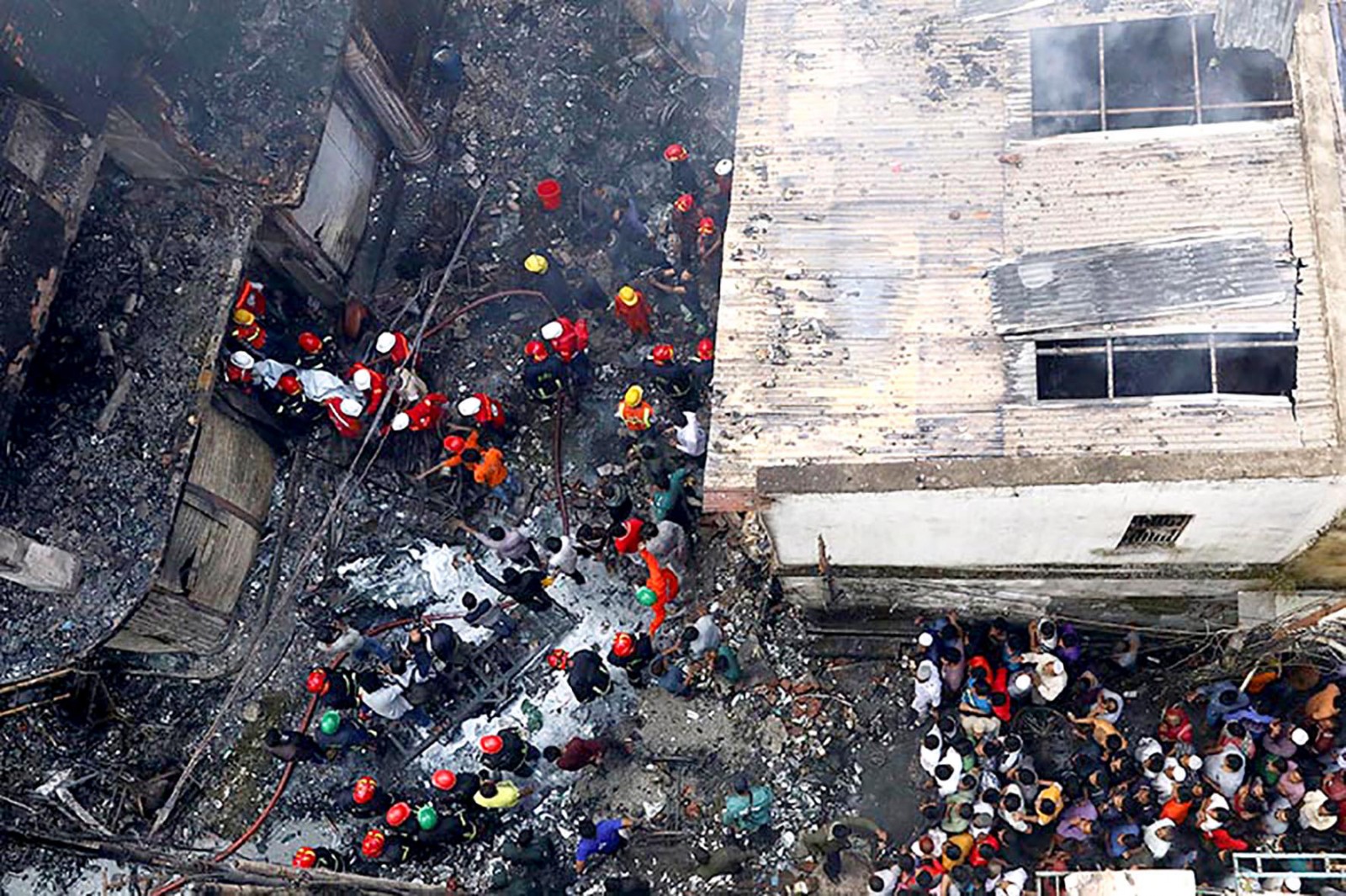 Cháy nổ lớn tại Bangladesh, ít nhất 70 người thiệt mạng Hiện trường vụ hỏa hoạn tại Thủ đô Dhaka của Bangladesh hôm 21-2. Ảnh: Reuters