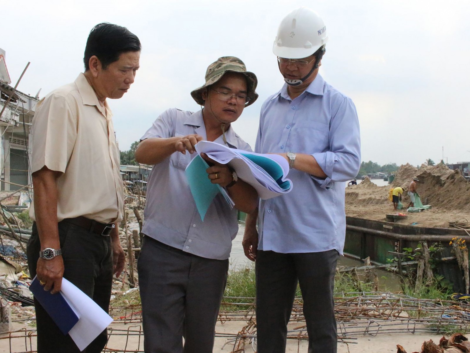 Phó Chủ tịch UBND TP Cần Thơ Trương Quang Hoài Nam (bên phải) kiểm tra công trình xây dựng kè chống sạt lở khu vực Thới An. Ảnh: H.VĂN