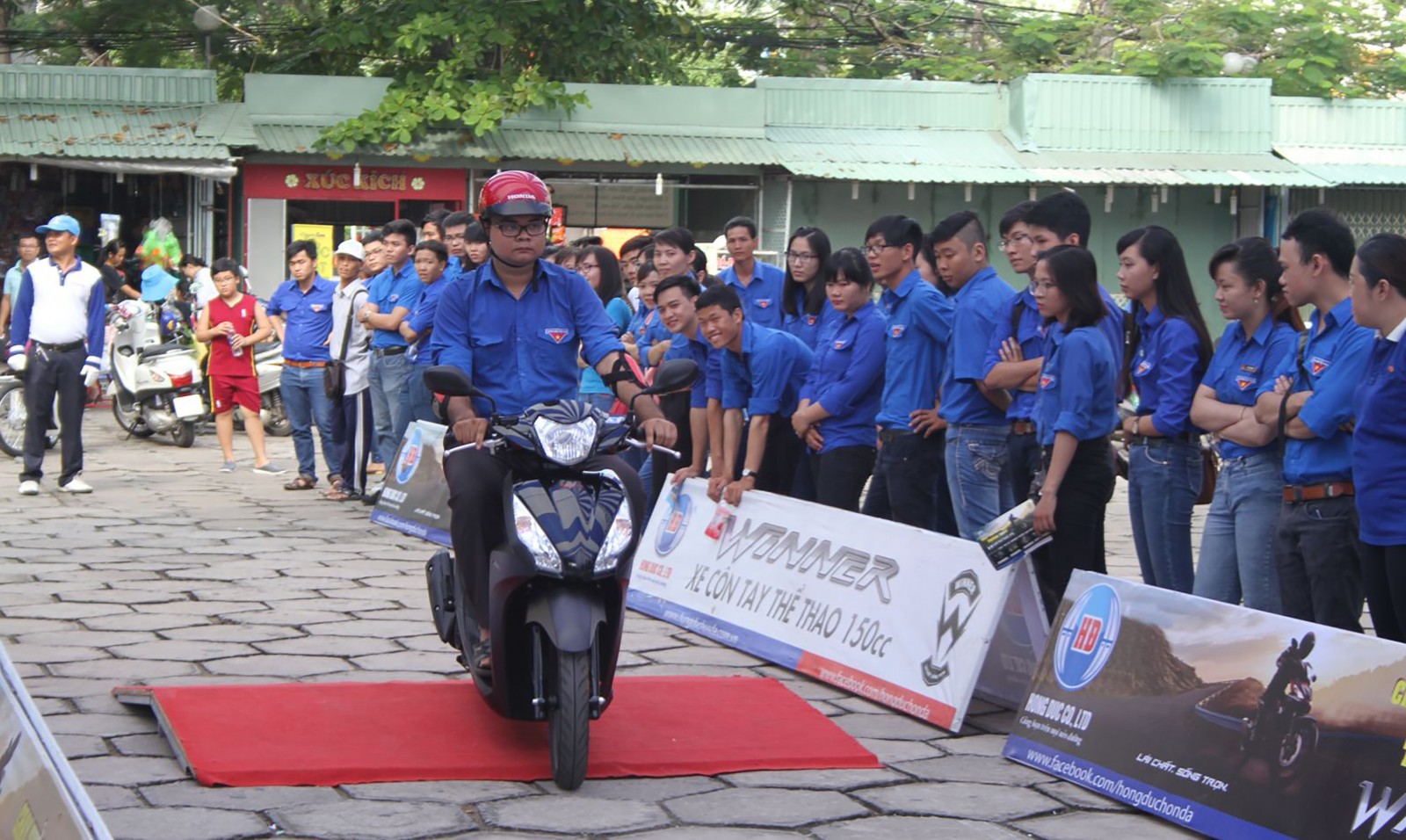 Các bạn trẻ tham gia Hội thi lái xe an toàn do Quận đoàn Ninh Kiều phối hợp tổ chức. Ảnh: DÂN AN