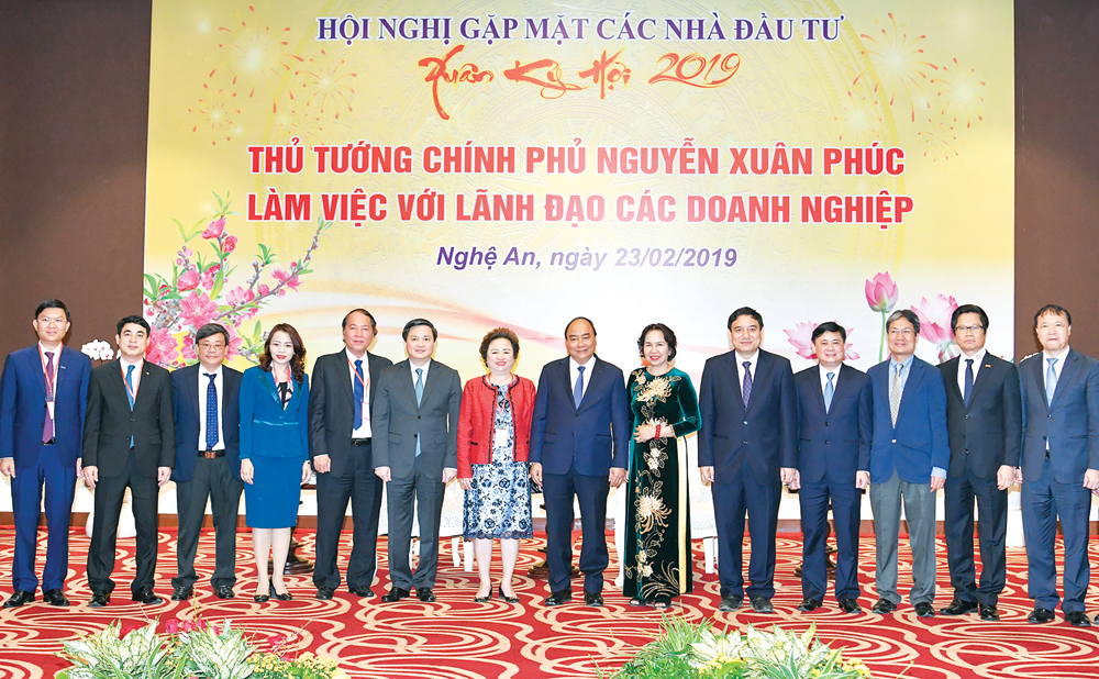 Thủ tướng và lãnh đạo một số doanh nghiệp lớn của Việt Nam. Ảnh VGP/Quang Hiếu