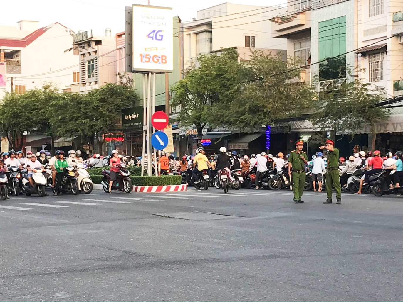 Công an phường Hưng Lợi phối hợp Công an quận Ninh Kiều phân luồng, điều tiết giao thông trên đường 30 Tháng 4. Ảnh: KIỀU CHINH