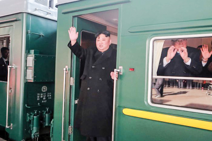 Nhà lãnh đạo Triều Tiên
đang trên đường tới Hà Nội Ông Kim Jong-un lên xe lửa tại Bình Nhưỡng ngày 23-2. Ảnh: KCNA