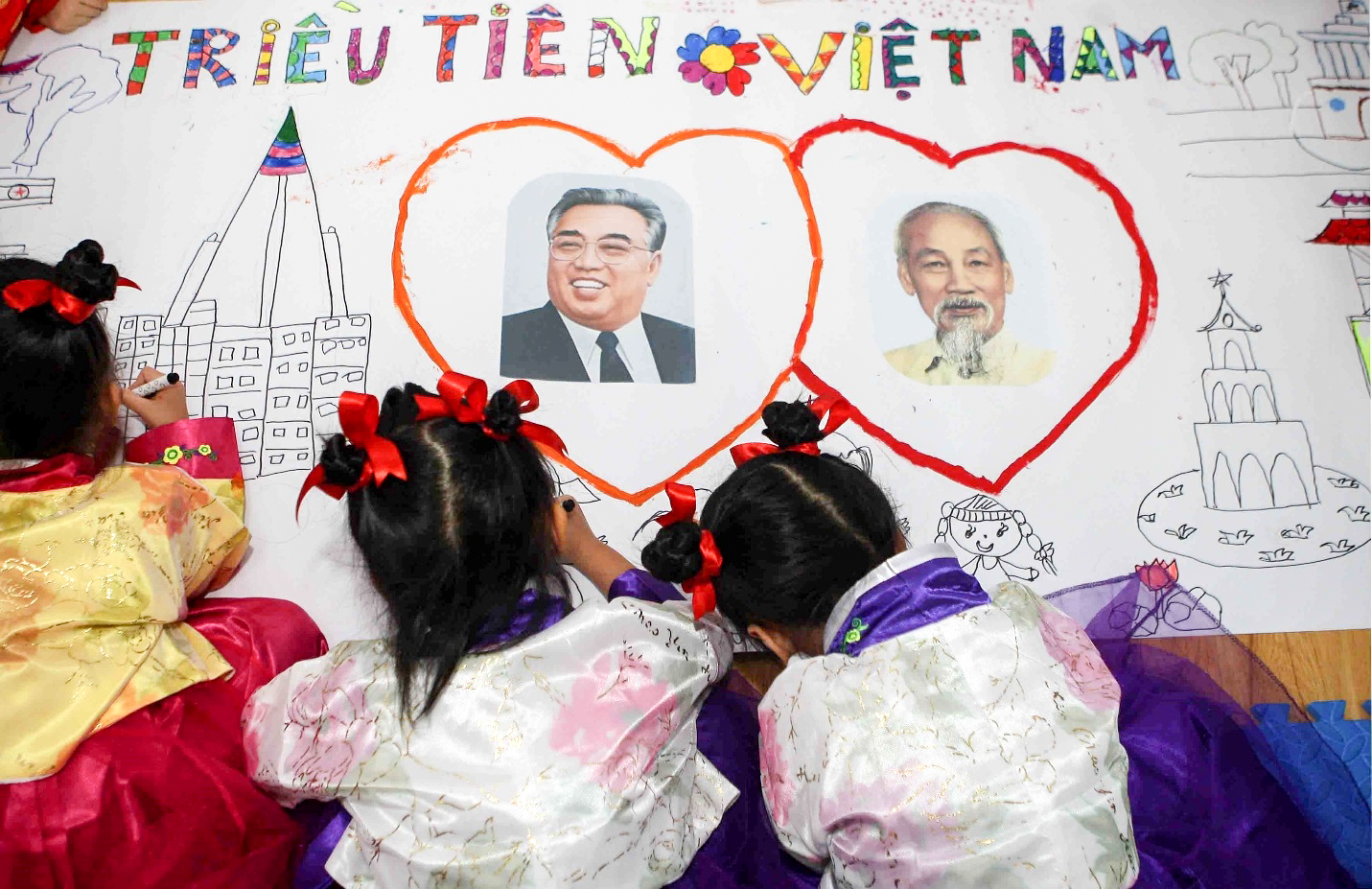 Các trẻ lớp học mang tên Kim Nhật Thành tham gia vẽ bức tranh về chủ đề “Tình hữu nghị giữa hai nước Việt Nam – Triều Tiên”. Ảnh: Thanh Tùng-TTXVN