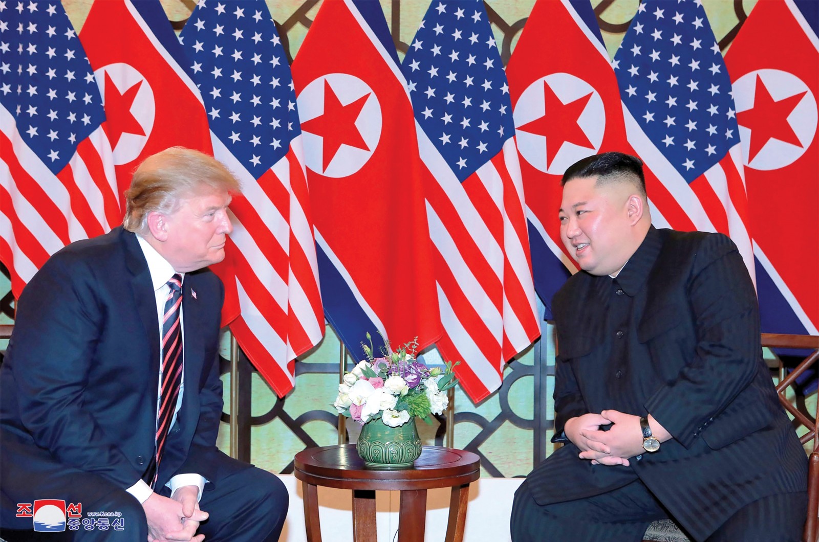 Tổng thống Mỹ Donald Trump (trái) và Chủ tịch Triều Tiên Kim Jong-un trong cuộc gặp đầu tiên tại Hội nghị thượng đỉnh Mỹ-Triều lần thứ hai ở Hà Nội ngày 27-2-2019. Ảnh: AFP/TTXVN