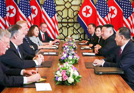Cuộc họp mở rộng giữa hai đoàn đàm phán Mỹ-Triều tại khách sạn Sofitel Legend Metropole trưa 28-2 ở Hà Nội. Ảnh: Reuters