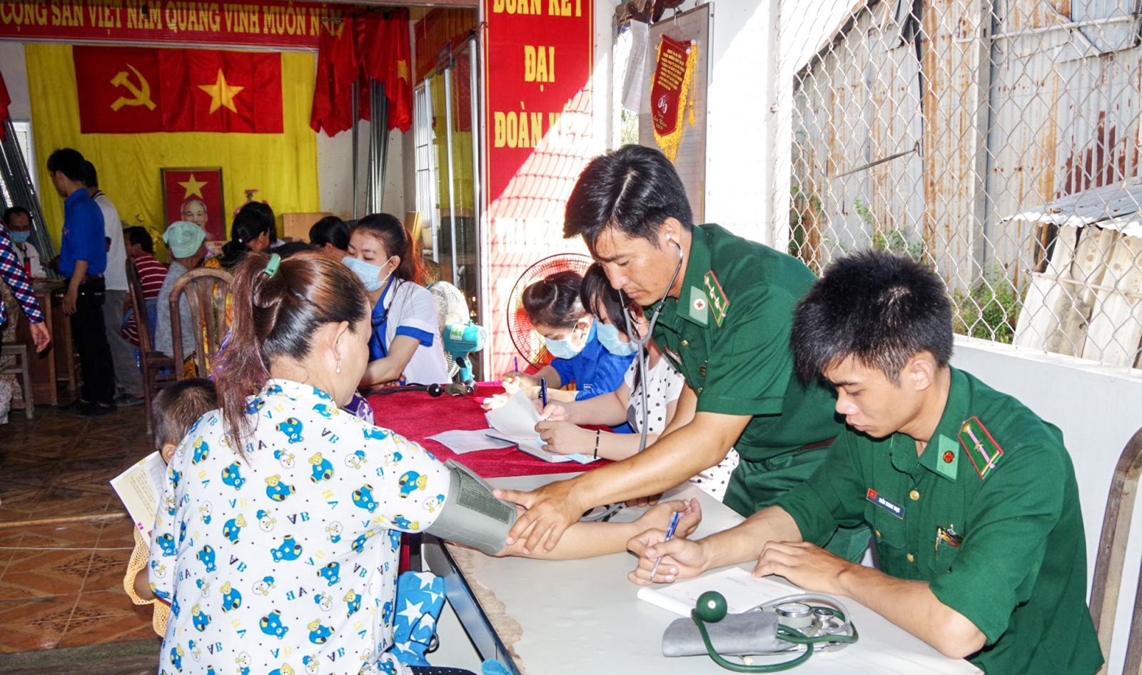 Quân y Bộ đội Biên phòng Sóc Trăng khám bệnh cấp thuốc cho người nghèo khu vực biên giới biển. Ảnh: VĂN LONG