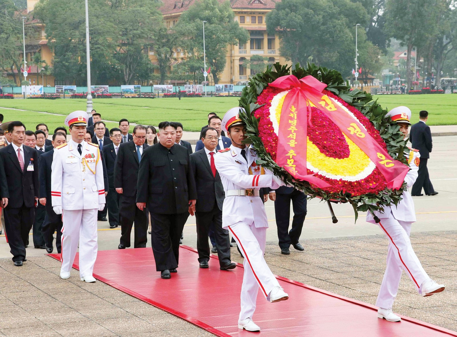 Trước khi rời Hà Nội để đi Lạng Sơn, Chủ tịch Triều Tiên Kim Jong-un đến đặt vòng hoa và vào Lăng viếng Chủ tịch Hồ Chí Minh. Ảnh:  TTXVN